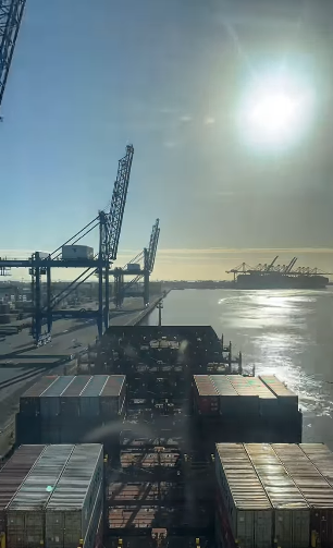 captain_maelane's tweet photo. Seize the moment!
.
#sunsetselfie #ventamaersk #maersk #sunset #selfie #northsea #moment #captain #moustache #happycaptain #moustache4all #orange #sea #ocean #sky #maelanejc18 #alwaysonboard https://t.co/lsmgTAEiGD