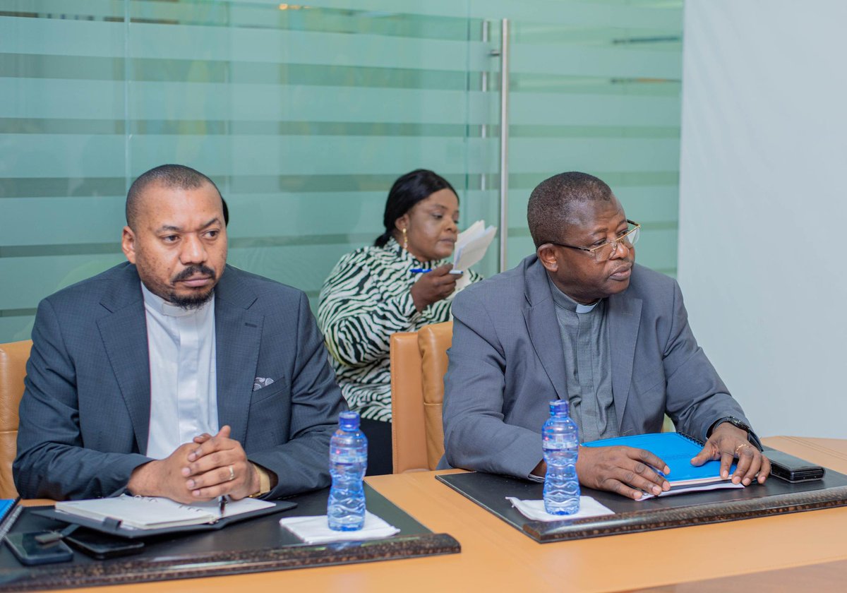 Jeu et enjeu de la Guerre intermittente: Fatshi-CENCO&amp;ECC 
Les institutions religieuses CENCO&amp;ECC incarnent une autorité morale ultime dans leurs interactions avec la sphère politique. Elles participent à la régulation de la diversité socio-culturelle qui alimente les conflits