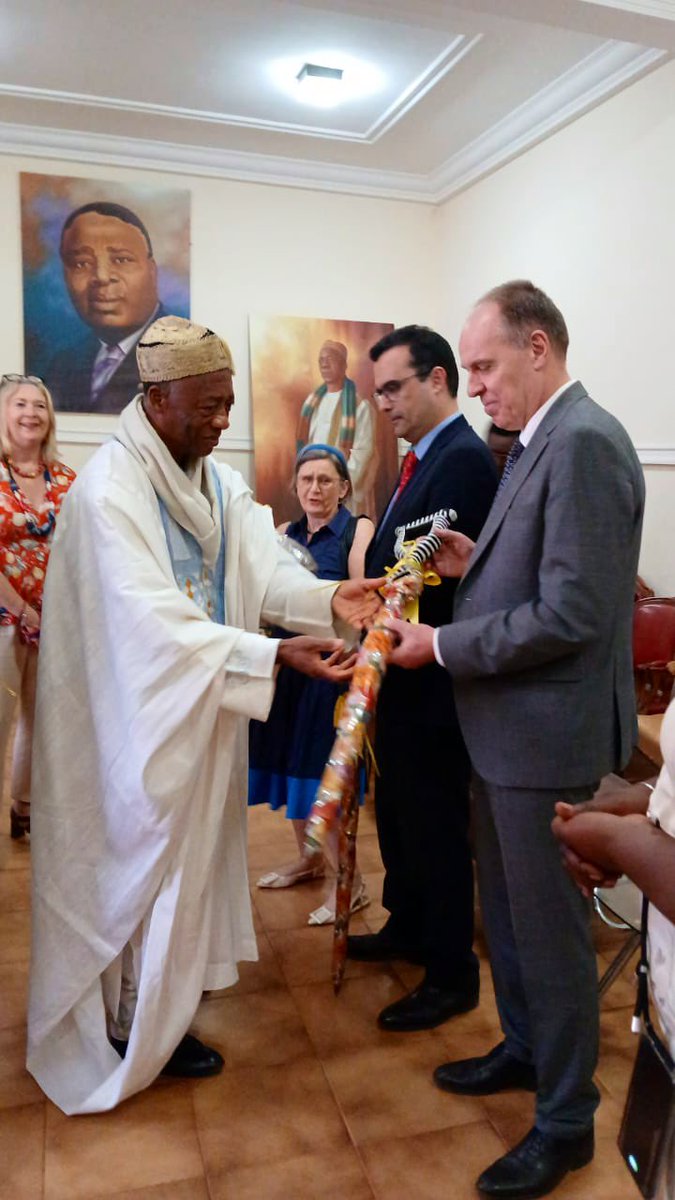 Meeting of #TeamEurope ambassadors 🇪🇺🇩🇪🇧🇪🇪🇸🇫🇷🇮🇹 with His Majesty Honoré Djomo Kamga and visit to the Bandjoun chefferie : discovery of a beautiful museum &amp; fascinating discussions on the alliance between tradition and progress to build stronger and résilient societies #Cameroon