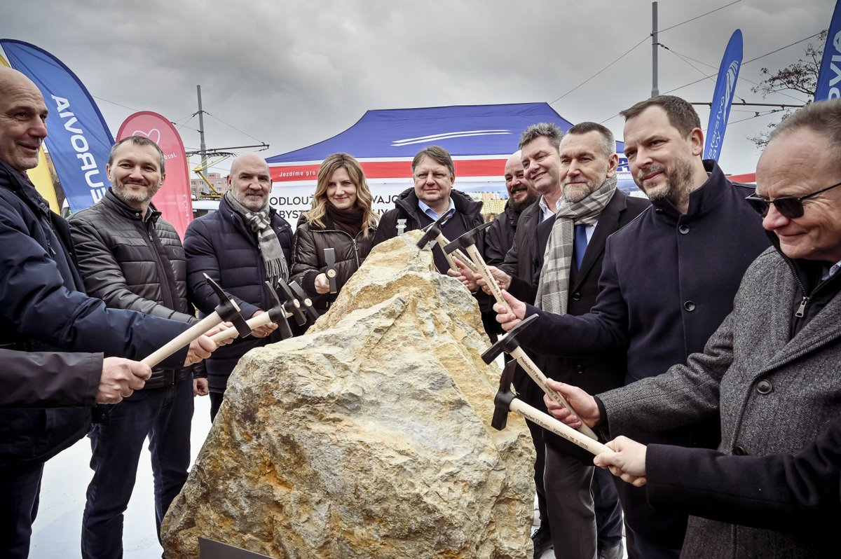 V Brně byla zahájena dvoumiliardová stavba tramvajové trati na Kamechy. Obyvatelé oblasti díky ní získají přímé spojení s centrem Brna. Na 1,4 km dlouhé trati vzniknou tři nové bezbariérové zastávky. Hotovo bude na konci roku 2027. Více v tiskové zprávě: dpmb.cz/brno-zacalo-st…