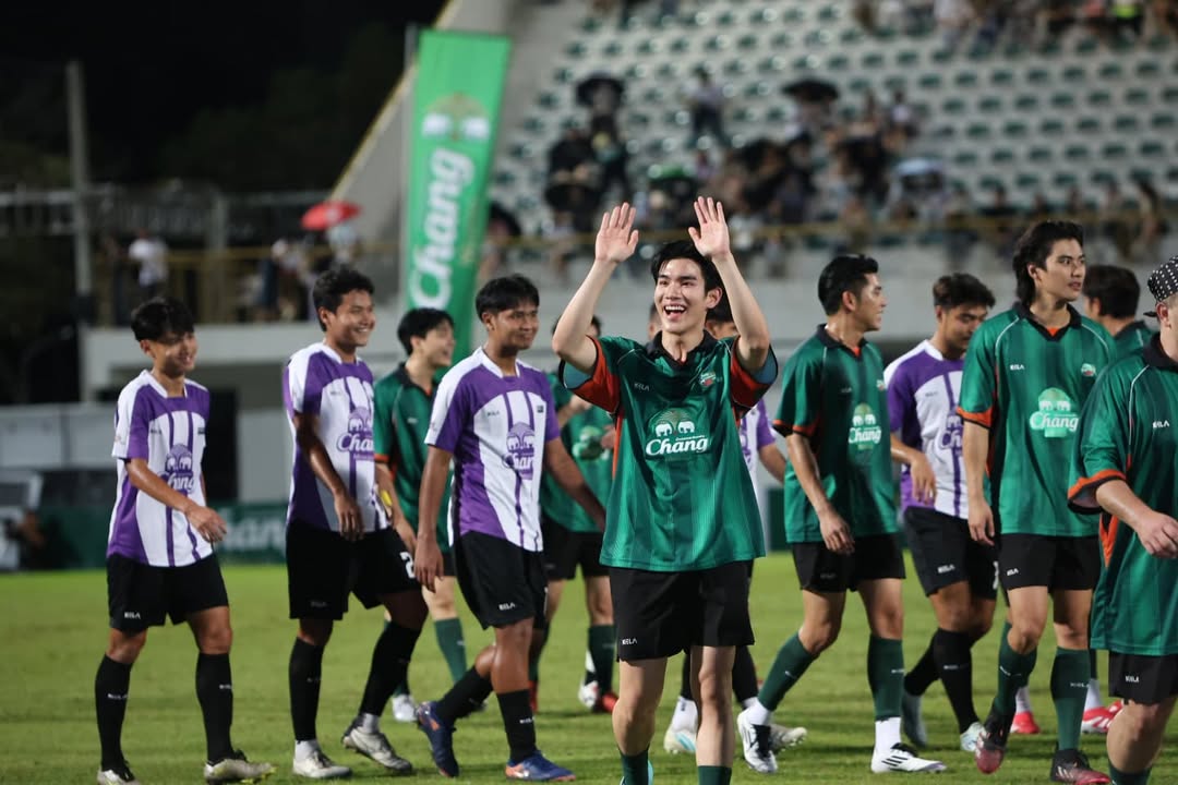 ForSupFourth's tweet photo. 2025-02-27
[Update IG] fourth.ig

@tawattannn
#Fourthnattawat #โฟร์ทณัฐวรรธน์
FOURTH ALL STAR TEAM⚽️
#ChangxFOURTH
#ช้างส่งแชมป์ไปอังกฤษปี3
#ช้างกับเพื่อนซี้ที่ #ChangUChampionCupปี3
#ช้าง #Chang #ChangWorld

ก่อนมาดูไบ ช้างได้ชวนผมมาร่วมงานสำคัญอีกงานอย่าง “ช้างส่งแชมป์ไปอังกฤษปี3” ผมได้ลงสนามกับทีมช้างเพื่อนซี้ ที่มีพี่โอม พี่นิกกี้ และ พี่ๆเพื่อนซี้คอบอลอีกหลายคนเลย แข่งกับน้องๆแชมป์เก่าในรายการ Chang U-Champion Cup ถึงจะแพ้ไปเพราะฝีเท้าน้องๆไม่ธรรมดา แต่วันนี้ผมสนุกมากๆ และได้ข่าวมาว่าการแข่งขันในปีนี้ ช้างจะยกระดับไปทั่วประเทศ เพื่อให้น้องๆจากกว่า 50 มหาวิทยาลัย มาแย่งชิง Dream Prize ไปเปิดประสบการณ์ระดับโลกที่อังกฤษ 🇬🇧🇬🇧🇬🇧🎉🎉🎉

ใครอยู่มหาลัยไหน ก็ไปเชียร์กันได้ที่ Facebook Chang World มีของรางวัลคอยอยู่เพียบ ปีนี้ผมขอเชียร์จุฬาฯ ยังไงต้องมาแล้ว เห็นงี้แล้วอยากไปกับช้างด้วยจังเลยยย 😆😆😆
