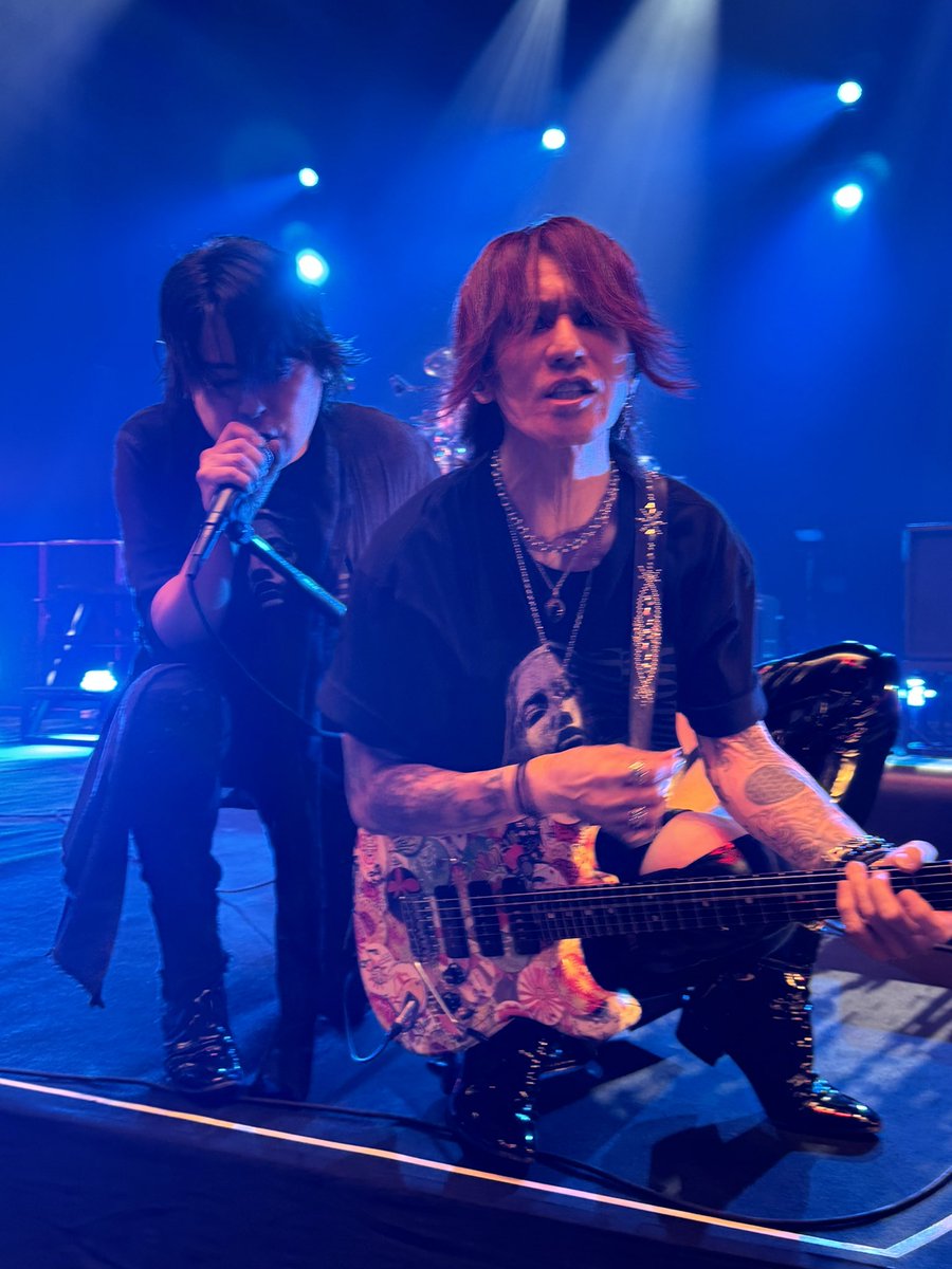 le_fo_u's tweet image. #流石にシャッターボタンを押す指が震えた瞬間
#LUNAPIC
#LUNASEA

杉ちゃんに目の前でしゃがまれて自分に向かってグータッチ差し出されてさらに後ろからりゅーいちさんが来て上手が絡む一連の流れ
しぬかと思った