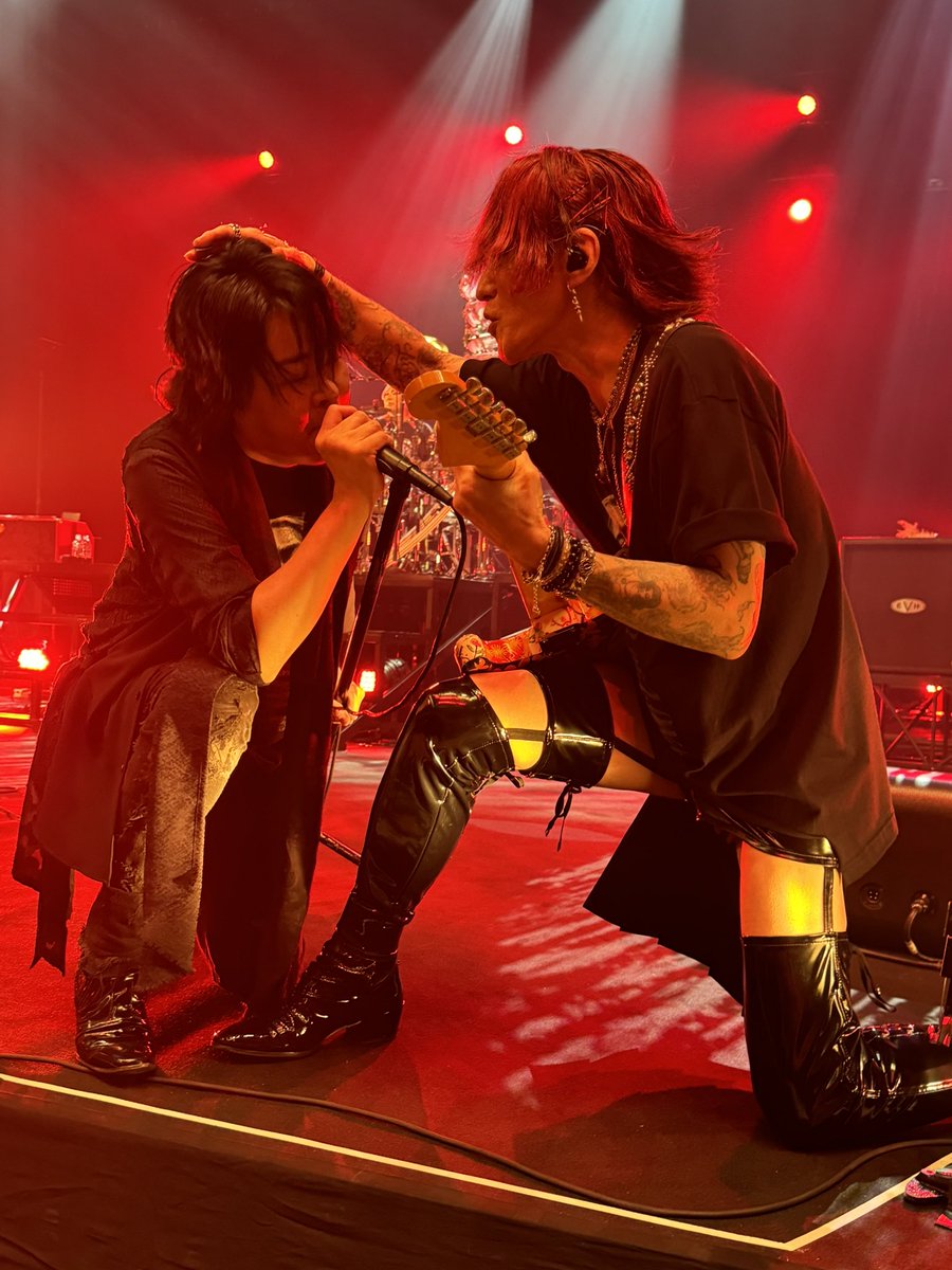 le_fo_u's tweet image. #流石にシャッターボタンを押す指が震えた瞬間
#LUNAPIC
#LUNASEA

杉ちゃんに目の前でしゃがまれて自分に向かってグータッチ差し出されてさらに後ろからりゅーいちさんが来て上手が絡む一連の流れ
しぬかと思った