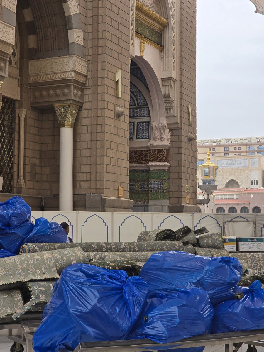 theholymosques's tweet image. In preparation for Ramadan, new carpets are being placed in Rawdah.