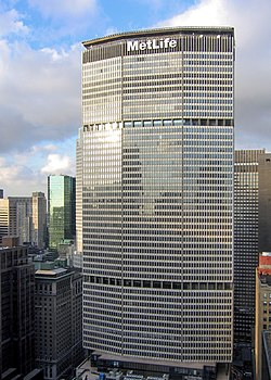 graphicissimus's tweet photo. La Torre Pirelli sirvió de inspiración para la sede de #PanAm (ahora #MetLife) en #NuevaYork, diseñado por #EmeryRoth con la colaboración de #WalterGropius y #PietroBelluschi.
La influencia en la volumetría es evidente. https://t.co/WY2yLuNTFe