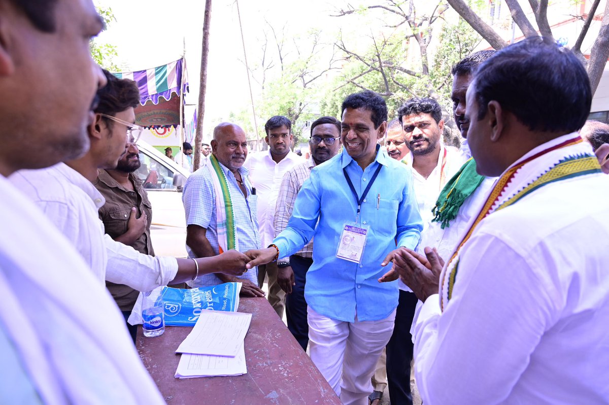 vnarender_reddy's tweet photo. పెద్దపల్లి గవర్నమెంట్ జూనియర్ కాలేజ్ వద్ద పోలింగ్ కేంద్రాన్ని సందర్శించి ఎన్నికల సరళిని అడిగి తెలుకోవడం జరిగింది..
#RevanthReddy #TelanganaCongress #GraduateMLC #mlcelections2025 #adilabad #nizamabad #karimnagar #medak #khanapur #alphores #VNR #vnrforgraduatemlc #vnrwinsmlcelections #wesupportvnr