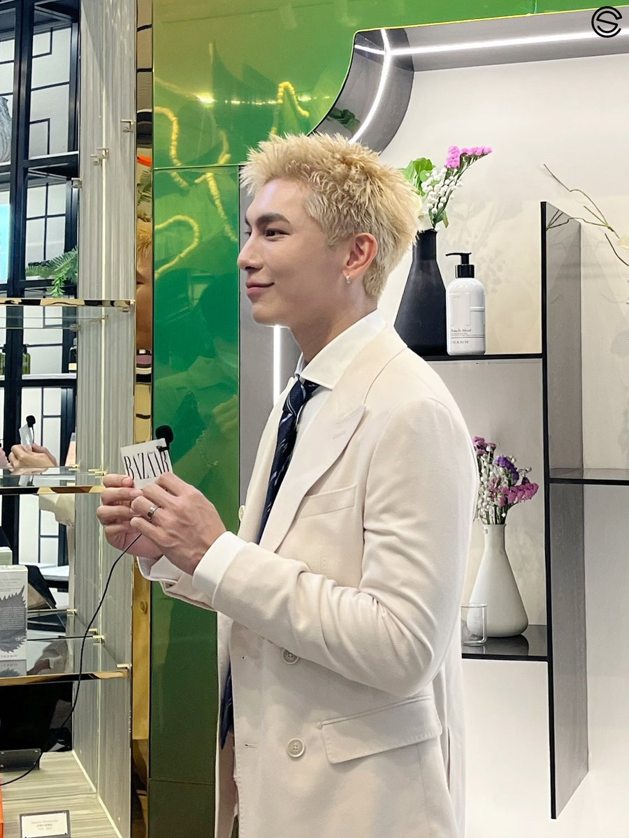 กลิ่นที่พี่มิวผสมเองหอมมั้ยคะ ☺️💭

THANN MEW AT PARAGON

<a href="/MSuppasit/">mewsuppasit</a>
#MewSuppasitxTHANN
#MewSuppasit 
#มิวศุภศิษฏ์