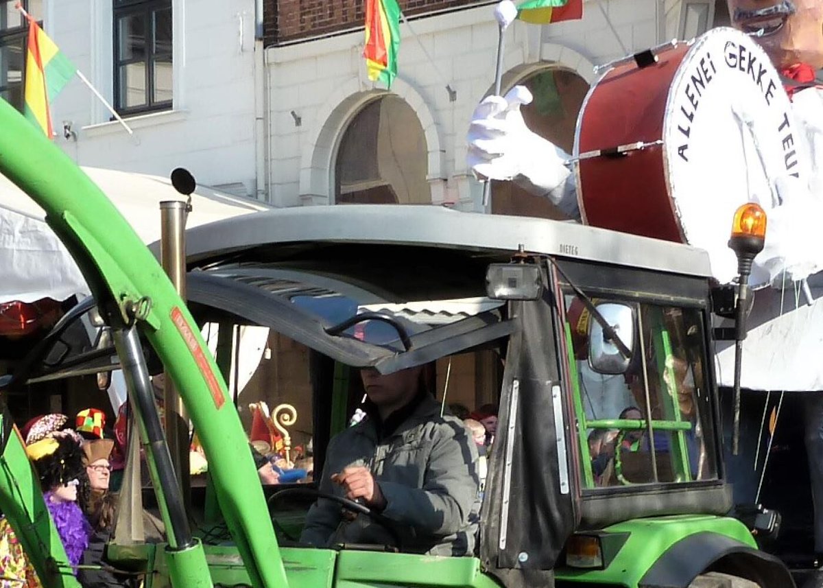 🎭🚜 𝗔𝗴𝗿𝗮𝗿𝗶𝘀𝗰𝗵𝗲 𝘀𝗲𝗰𝘁𝗼𝗿 𝘃𝗲𝗶𝗹𝗶𝗴 𝗶𝗻 𝗮𝗰𝘁𝗶𝗲 𝘃𝗼𝗼𝗿 𝗰𝗮𝗿𝗻𝗮𝘃𝗮𝗹! 
Veel agrariërs zetten zich in om prachtige creaties te bouwen en rond te rijden in optochten. Onze veiligheidstips: bit.ly/3SfIkRi #carnaval #veiligheid #agrarischesector