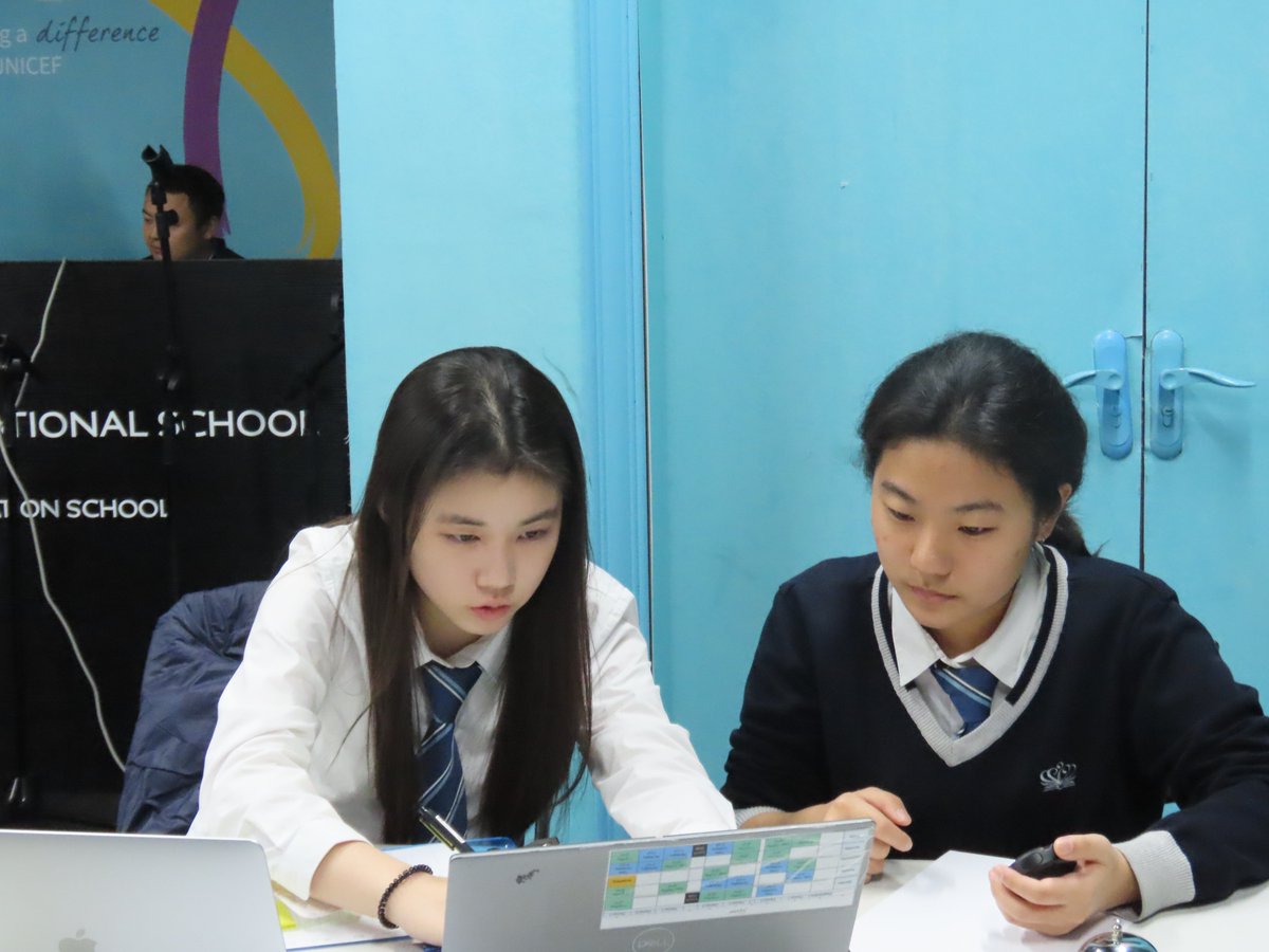LemanChengdu's tweet image. Recently, excitement filled the Fusion Theatre as students gathered for the annual Léman International School Math Bowl!
From Year 7 to Year 12, competitors put their problem-solving skills, teamwork, and quick thinking to the test in a thrilling battle of numbers.