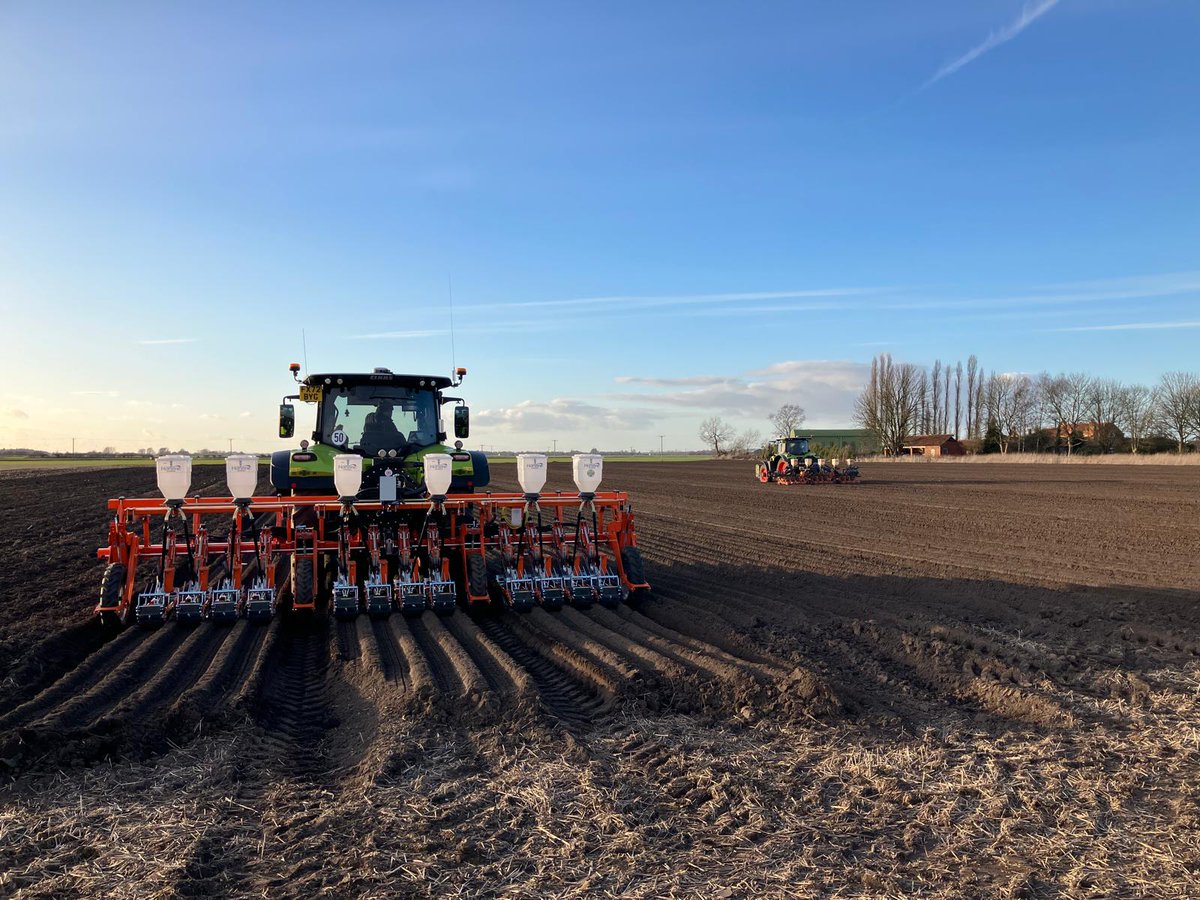 Our sales manager Ally Wharton stopped by MH Poskitt to see how they are going with their new triple bed X30! 

Spot the Stanhay 785 in the background 👀

#MadeGreatInBritain #PrecisionDrilling #PrecisionPlanting