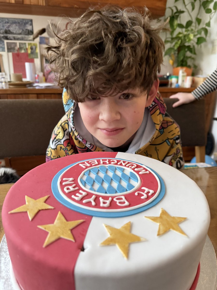 <a href="/esmuellert_/">Thomas Müller</a> <a href="/FCBayern/">FC Bayern München</a> Ois guate auch von meinem Junior 😅