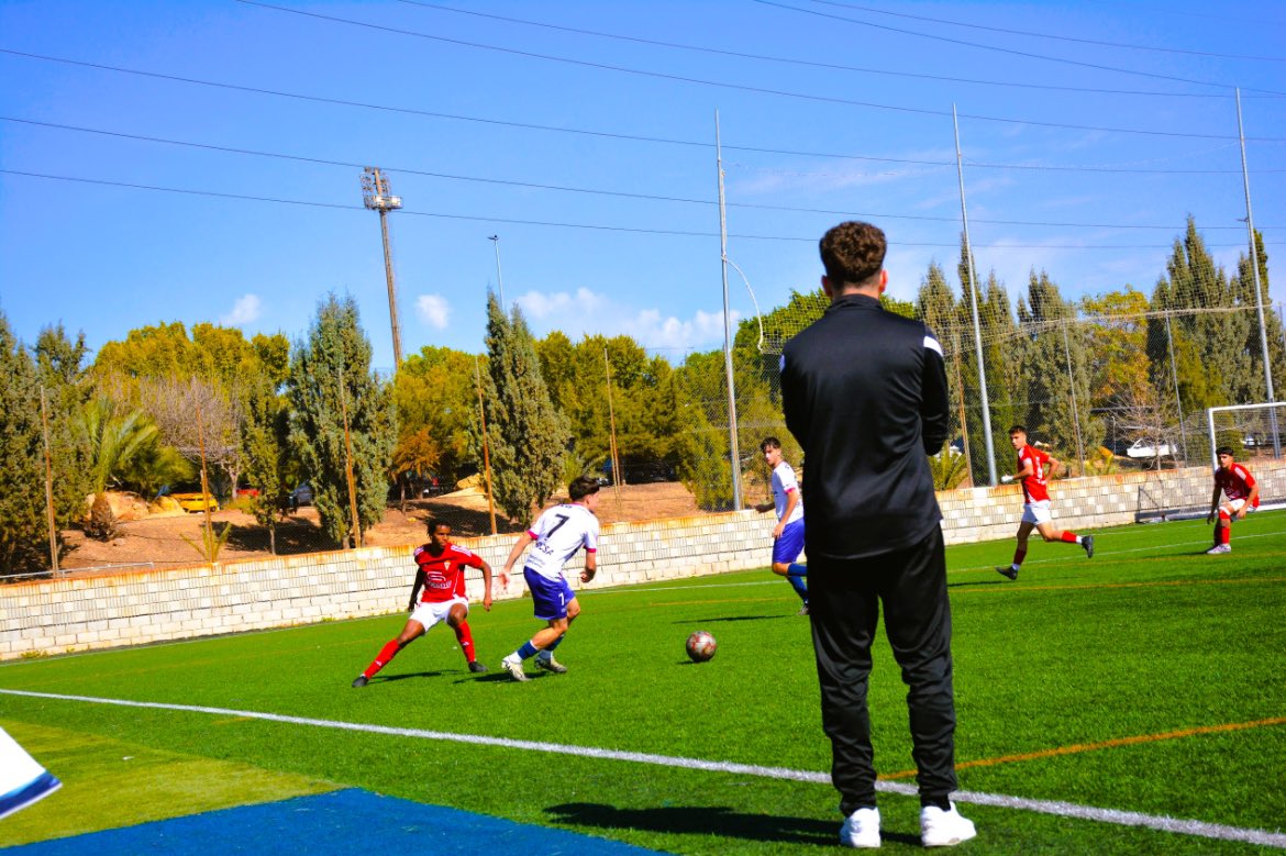 “Regresar” no ha sido fácil, pero aquí estoy, con la misma ilusión de siempre. Me siento entrenador otra vez, y eso es lo que realmente me hace feliz.”

División de Honor Juvenil Grupo VII