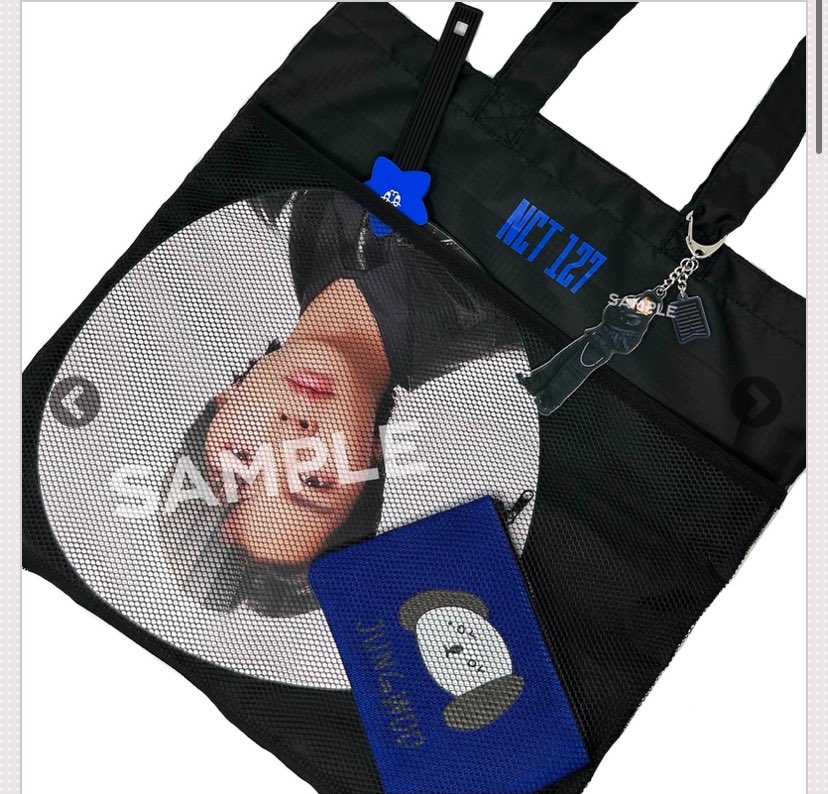 dxjaejung's tweet image. The momentum japan totebag is foldable and it can even fit the uchiwa too.... 127 JAPAN TOTE BAGS ALWAYS THE BEST 🥹🥹🥹