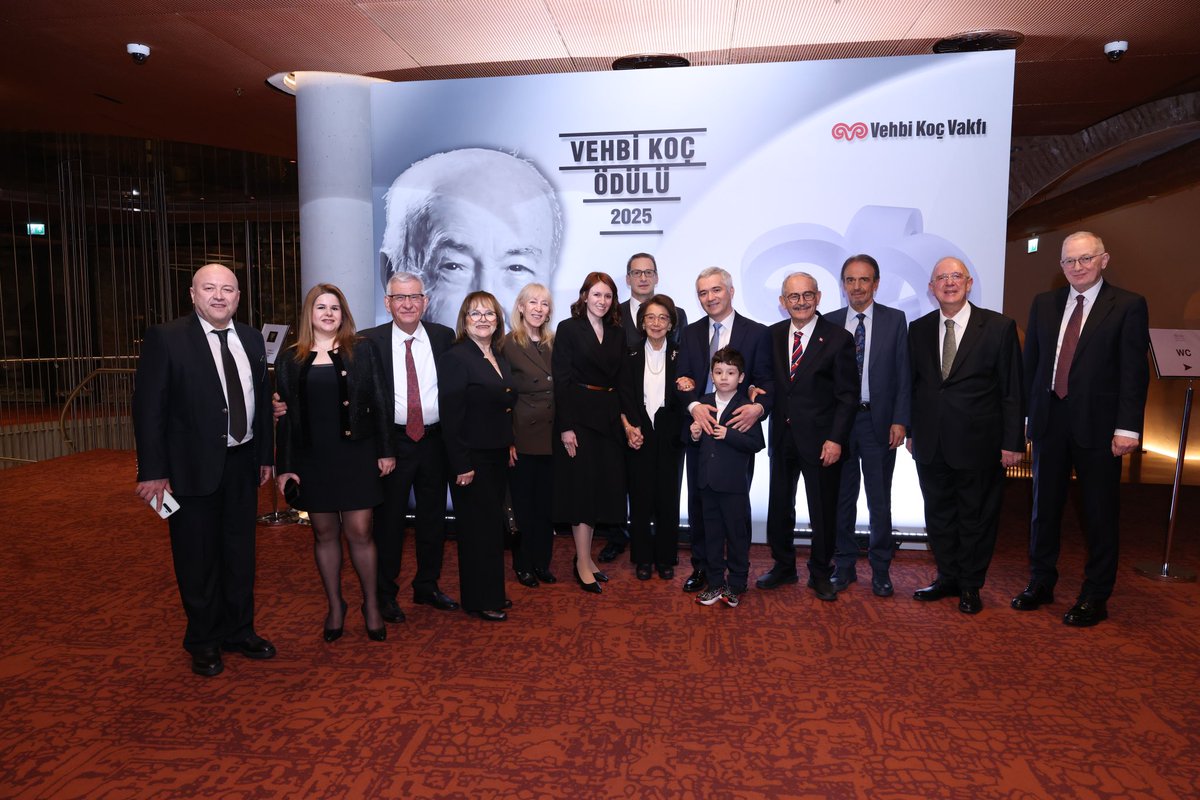 Türkiye’nin en seçkin ödüllerinden birisi olan Vehbi Koç Ödül Töreni için İstanbul'daydık.

Ödülü alan Doç. Dr. Kıvanç Birsoy'u kutluyor, sanayiden eğitime, sağlıktan kültüre ülkemize çok büyük kazanımlar sağlayan saygıdeğer dostum Vehbi Koç'u saygı ve rahmetle anıyorum.