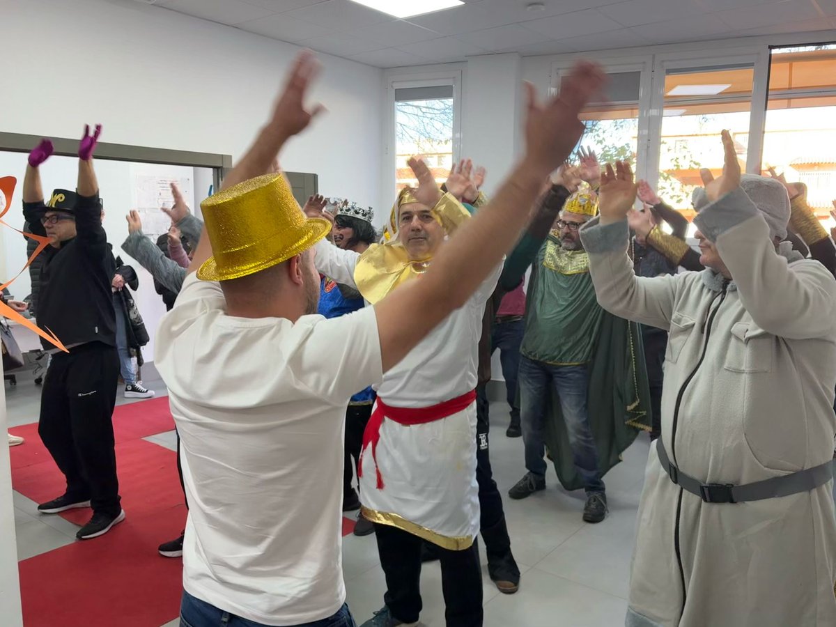 PPAguilas's tweet photo. Hoy hemos visitado AFEMAC con una gran fiesta de Carnaval, donde nos han enseñado los cascarones para la Batalla de Don Carnal y Doña Cuaresma. 

¡Además, han preparado una coreografía preciosa! 🎭✨ Gracias por el cariño y la gran labor que hacéis 💙 https://t.co/ZgIHLksZQy