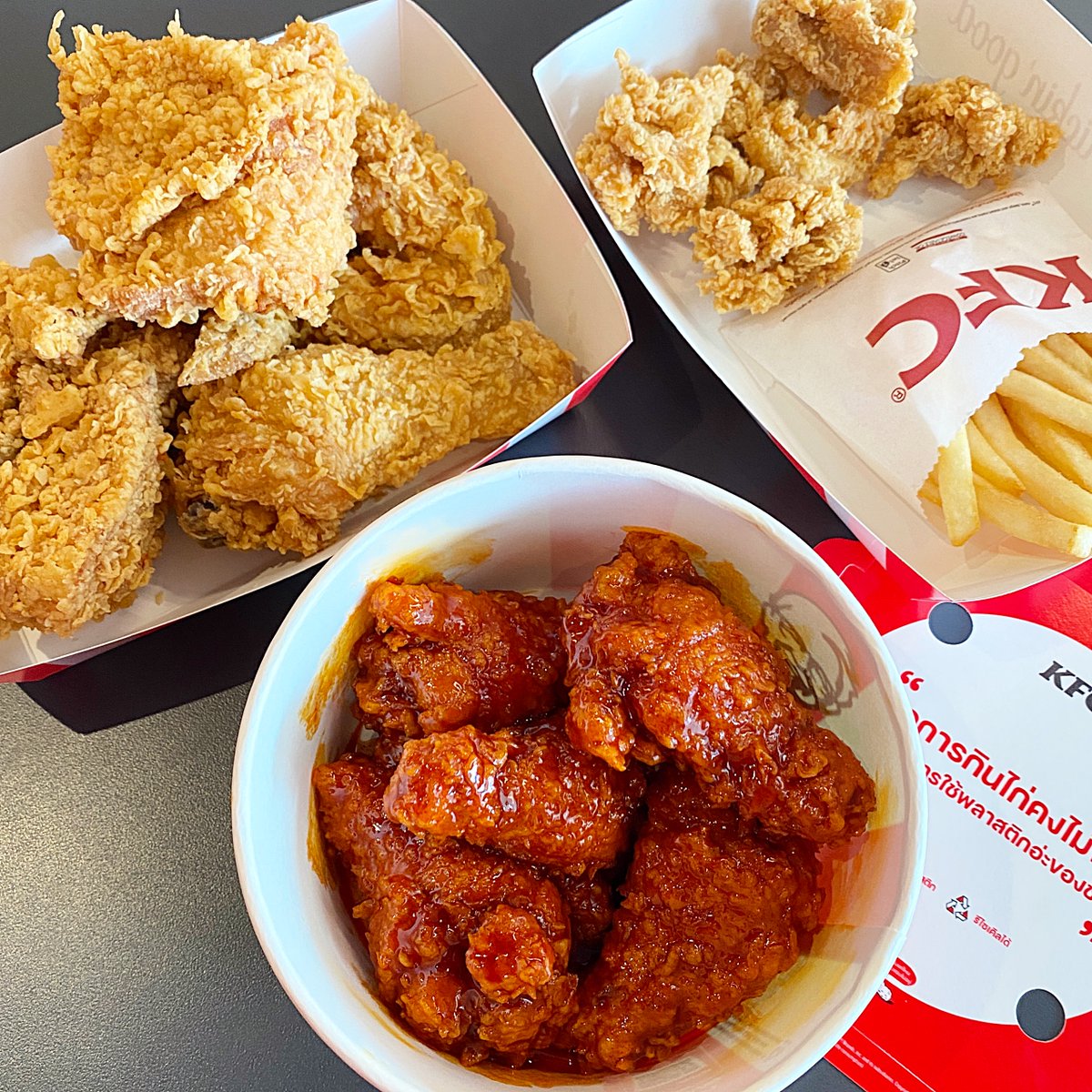 บูลดัก ดังก์วิงซ์ เมนูใหม่จาก KFC คุณอาจจะคิดว่าไหว.. แต่บอกเลยว่าไม่! เพราะแซ่บมากกกก 🌶️🔥 วิงซ์กรอบๆ เคลือบด้วย Buldak Hot Sauce ที่ฉ่ำความเผ็ดทุกคำ กินไปน้ำตาไหลไป แต่อร่อยจนหยุดไม่ได้ ขอท้าให้สายกินเผ็ดไปลองกันที่เคเอฟซีทุกสาขาจ้าา 🍗 #KFCBuldakDunkedWingz #เมนูที่Bankiiแนะนำ #KFC #บูลดักดังก์วิงซ์ #ไม่ไหวอย่าฝืน