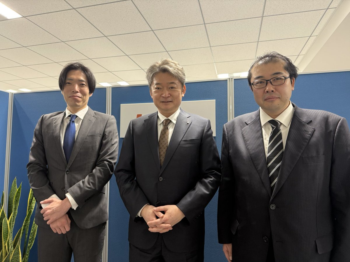 本日の株主総会で選任された業務取締役3人です。引き続き業績拡大に努めますので、どうぞ宜しくお願いします。