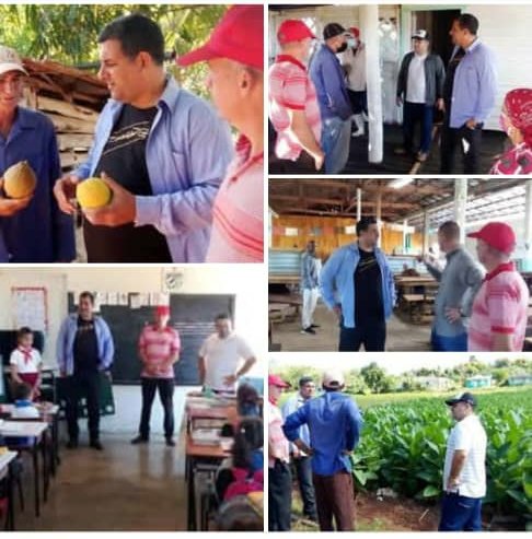 🗣️| El gobernador de la provincia Eumelin González Sánchez visitó el Consejo Popular Playuela, en el municipio #Viñales.

📌|Durante el recorrido visitó varios centros de  interés social que son pilares fundamentales para la economía local.
#PinarXNuevasVictorias 💚