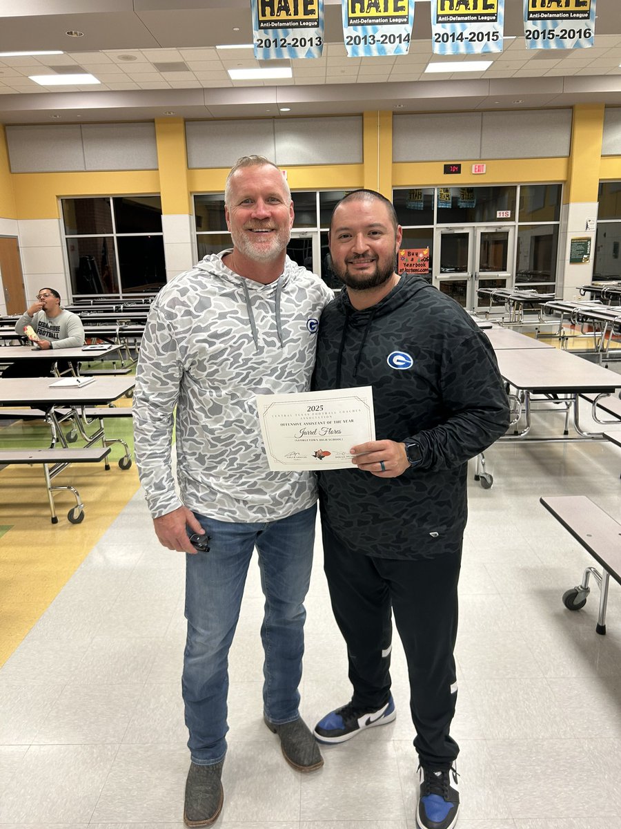 Big thanks to <a href="/coachbodefb/">Zane Bode</a> and Fan Pledge for sponsoring our meal tonight!  Huge shoutout to <a href="/SMUFB/">SMU Football</a> for driving down to speak tonight as well!  Great finish to our 2025 as we awarded scholarships and assistant coach of the year awards.  Good luck to all of our schools involved!