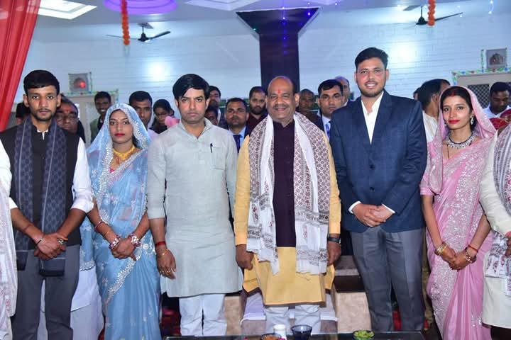 MuhaniyaSharvan's tweet photo. लोकसभा स्पीकर ॐ बिरला साहब का मेरी छोटी बहन की शादी में आने पर बहुत बहुत आभार 🙏🙏🙏🙏🙏 https://t.co/roSBoq0D3Q