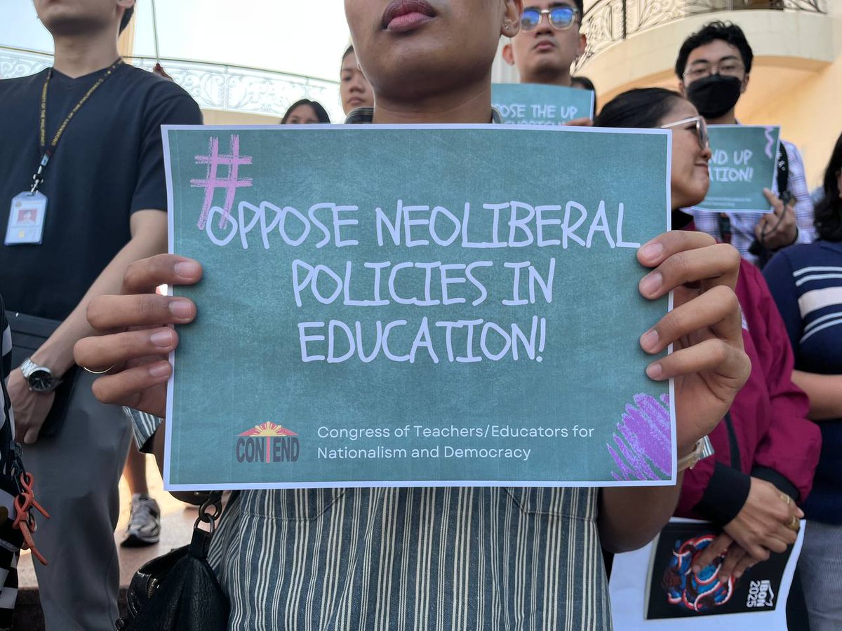 tinigngplaridel's tweet photo. TINGNAN: Nagtipon-tipon ang mga samahang multisektoral ng UP Diliman upang tutulan ang panukalang 2025 UP Core Curriculum na nakatakdang talakayin ng Board of Regents (BOR) ngayong araw, Peb. 27.
#NoToGEReform https://t.co/lMwJCWRZ1c