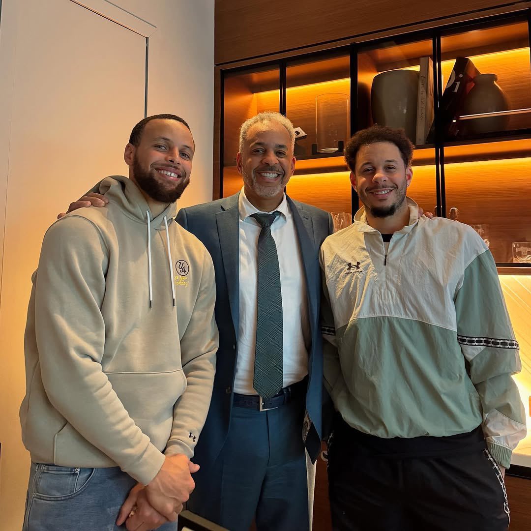 Flashnba2's tweet photo. なんで親子兄弟揃ってイケメンなの？

おかしいだろうが https://t.co/sroKT5wlXZ