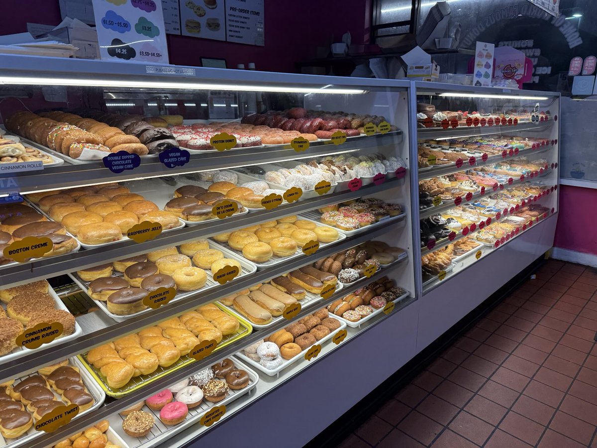 joy_bennett's tweet photo. I love DK’s Donuts - Santa Monica! https://t.co/f0ARxAnx0L https://t.co/ozD98OZWgf