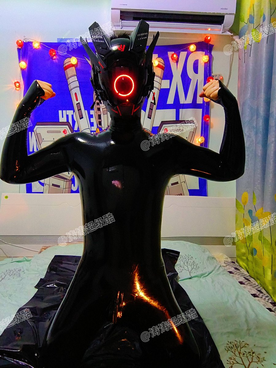 一起变身黑色乳胶玩具吧