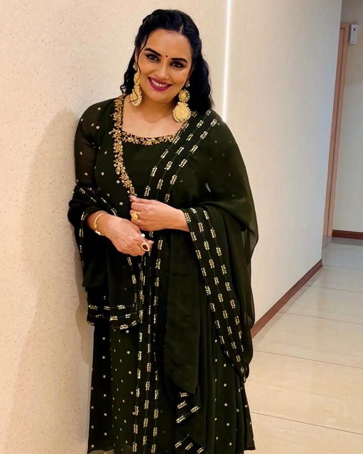 actressmeena26's tweet photo. π― #swethamenonThread
#Bollywood #Actress #swethamenon New Look https://t.co/E5NAMBaIjW