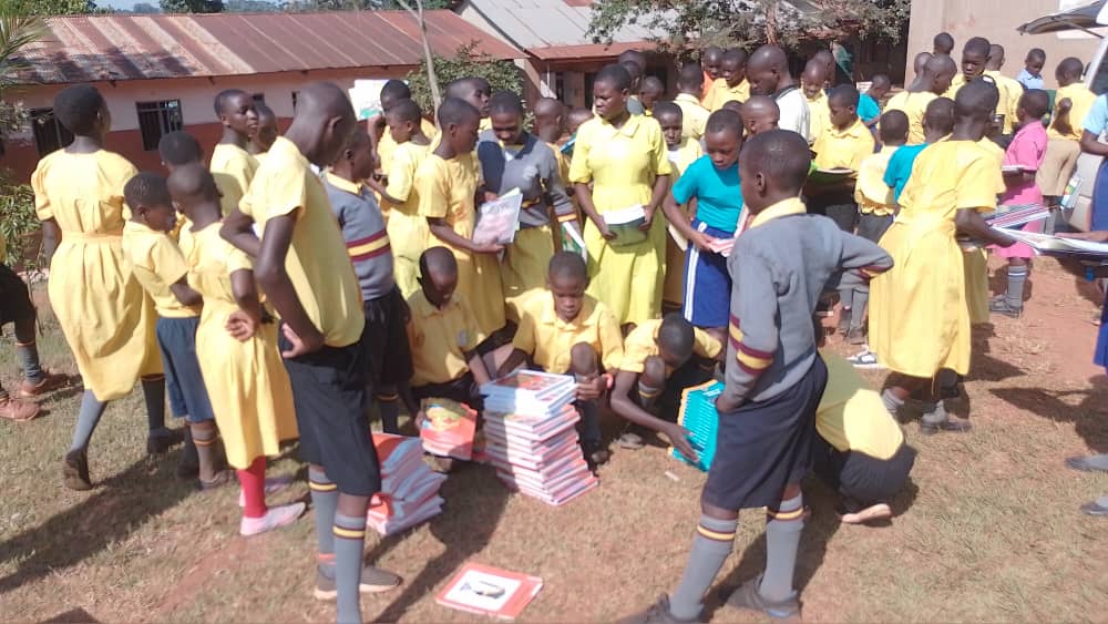 Rcmakindyewest's tweet photo. This morning, we are pleased to deliver, story books, work books and teachers guides to St. Peters Lwanga, Mpigi District which the HCG @Franciscossemwanga donated to schools in the Rotary year 2023/24. https://t.co/bmDjGBvjx0