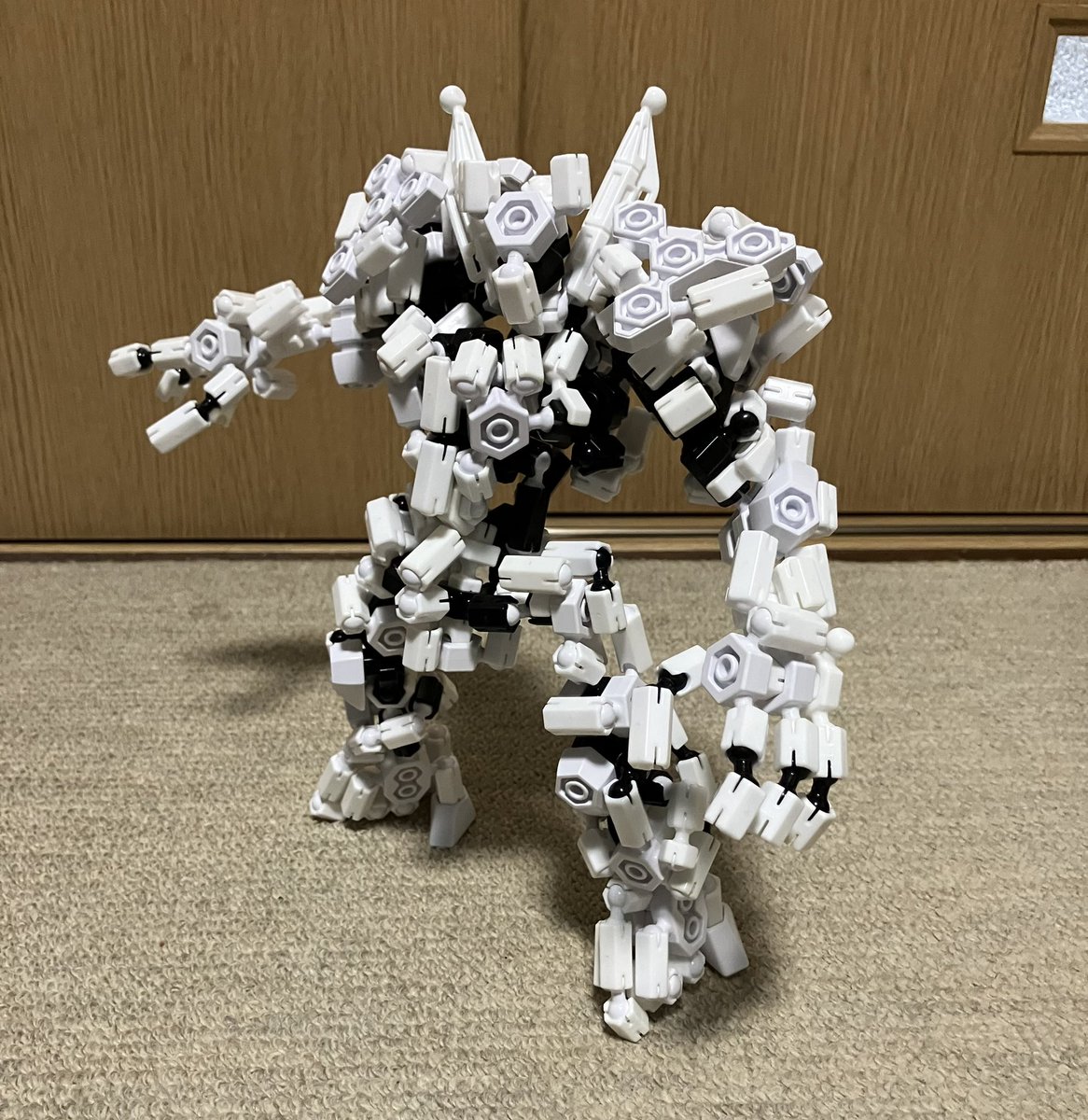 ebi_ebi_ebil's tweet photo. 初投稿です
アソブロックが好きなのでこれからもなんか作ったら投稿しようと思います。
思想強めなキャラが乗りそうな機体をイメージして作ってみました。
名前は「メサイア」です
#ASOBLOCK
#アソブロック https://t.co/xXwqgf7SOn