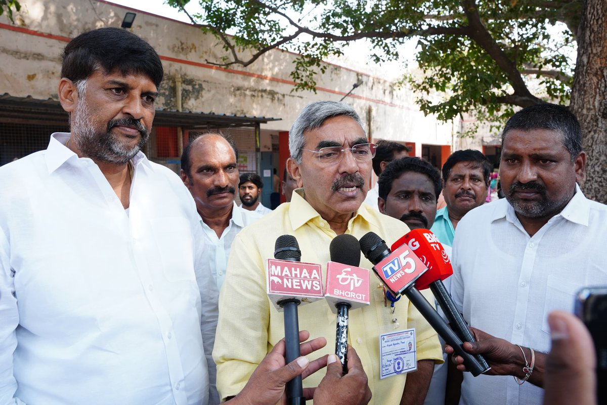 AlapatiRaja_TDP's tweet photo. ఉమ్మడి కృష్ణ గుంటూరు జిల్లాల గ్రాడ్యుయేట్ ఎన్నికల పోలింగ్ సంధర్బంగా..  బాపట్లలో పోలింగ్ కేంద్రాన్ని అభ్యర్థి ఆలపాటి రాజేంద్రప్రసాద్ పరిశీలించారు.

#AlapatiRajendraPrasad #MeeRajendraPrasad #AlapatiRaja #MLC #Graduateelections #kutami #meealapatiraja #Bapatal https://t.co/0LW6jVygmB