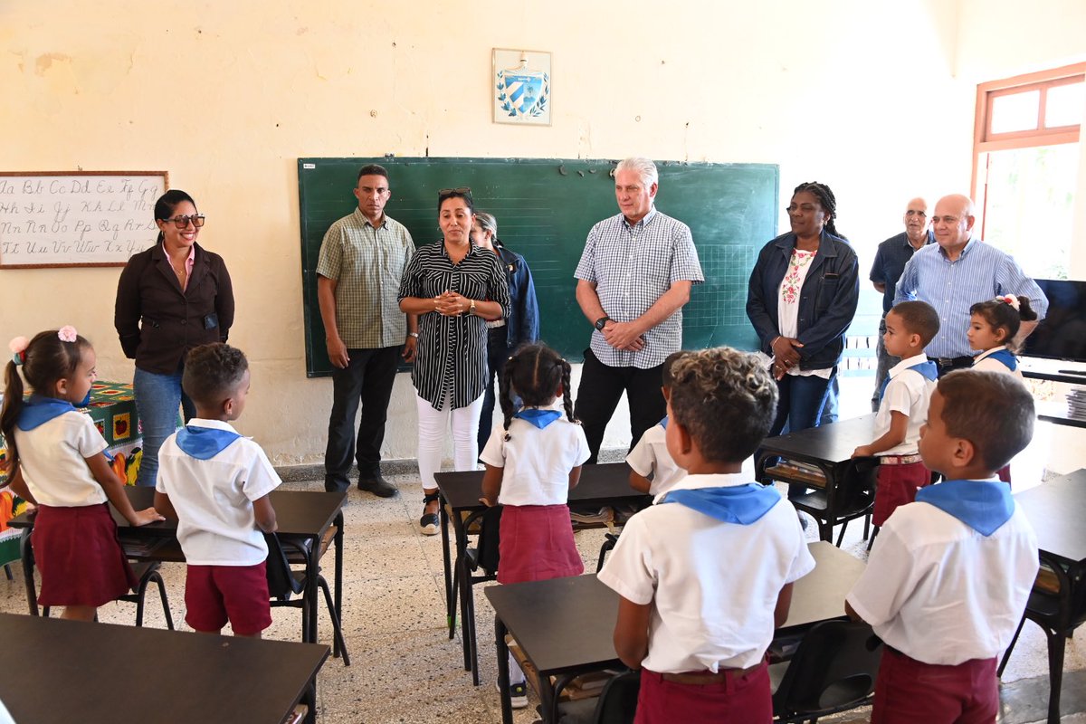 Fructífero intercambio sostuvieron <a href="/DiazCanelB/">Miguel Díaz-Canel Bermúdez</a> y <a href="/DrRobertoMOjeda/">Dr. Roberto Morales Ojeda</a> con pioneros del seminternado Combate del Uvero, donde estudian más de 220 niños y niñas. #CubaEsAmor