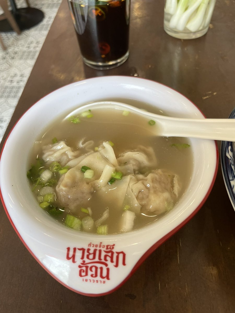 Byonething's tweet image. จัดไปข้าวหมูกรอบ กับเกี๊ยวน้ำ ราคาไม่แพงมาก อร่อย อิ่ม เดี๋ยวไว้มาจัดเมนูอื่น
📍ก๋วยจั๊บนายเล็ก(อ้วน) เยาวราช สาขาสามย่ามสะพานเหลือง
*มีที่จอดรถจอดฟรี 1 ชม. ด้านหลัง
#เที่ยงนี้กินอะไร #อร่อยบอกต่อ