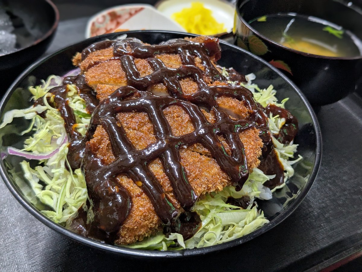 Pp1Zf1's tweet image. 今日のお昼は前原商店街の超老舗、
「角屋食堂」
NHKの朝ドラ「おむすび」にも出ていたお店です。
着座した後くらいから次から次へとお客さんがご来店。
帰る頃には入場規制の看板が出てました😲
頼んだソースカツ丼も「こういうのでいいんだよ」的なお味でよきよき😁
ごちそうさまでした🙏
#ランチ