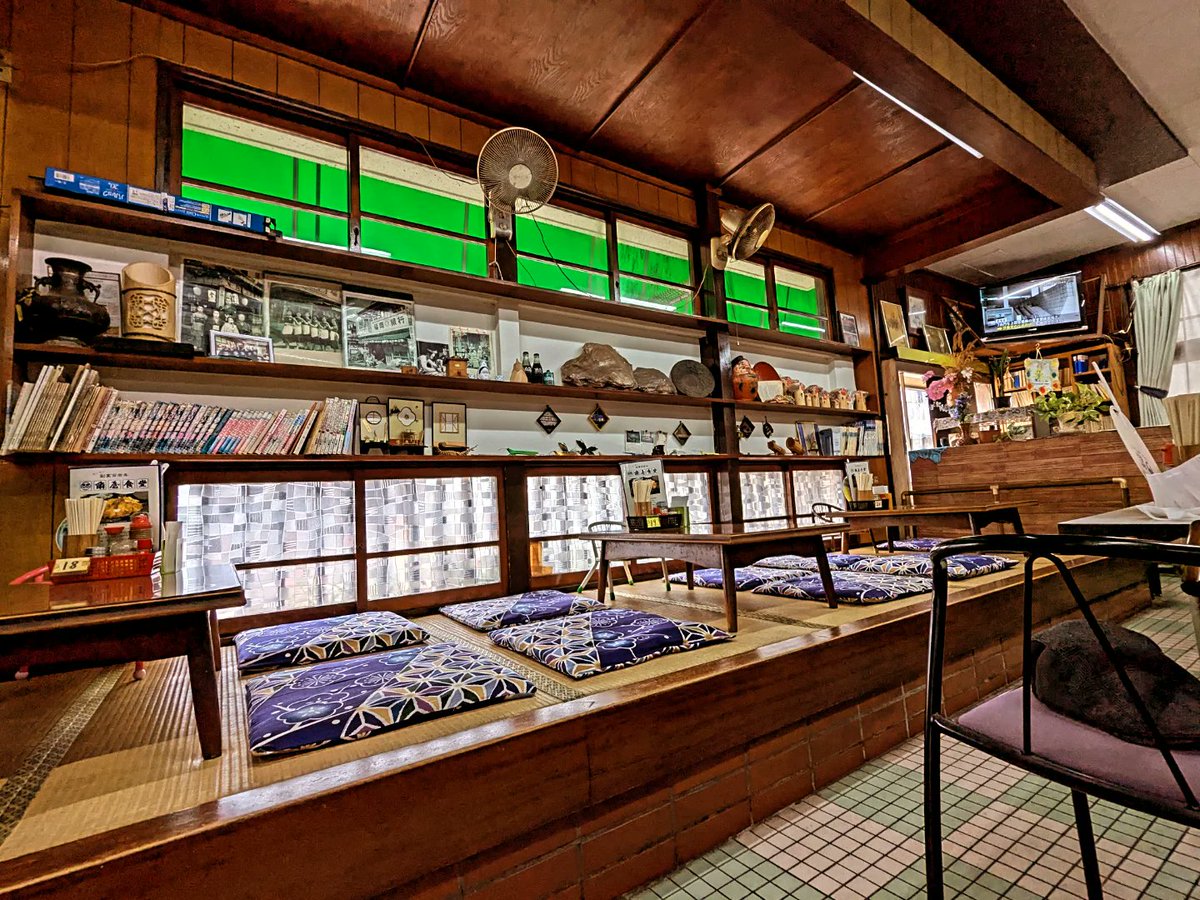 Pp1Zf1's tweet image. 今日のお昼は前原商店街の超老舗、
「角屋食堂」
NHKの朝ドラ「おむすび」にも出ていたお店です。
着座した後くらいから次から次へとお客さんがご来店。
帰る頃には入場規制の看板が出てました😲
頼んだソースカツ丼も「こういうのでいいんだよ」的なお味でよきよき😁
ごちそうさまでした🙏
#ランチ