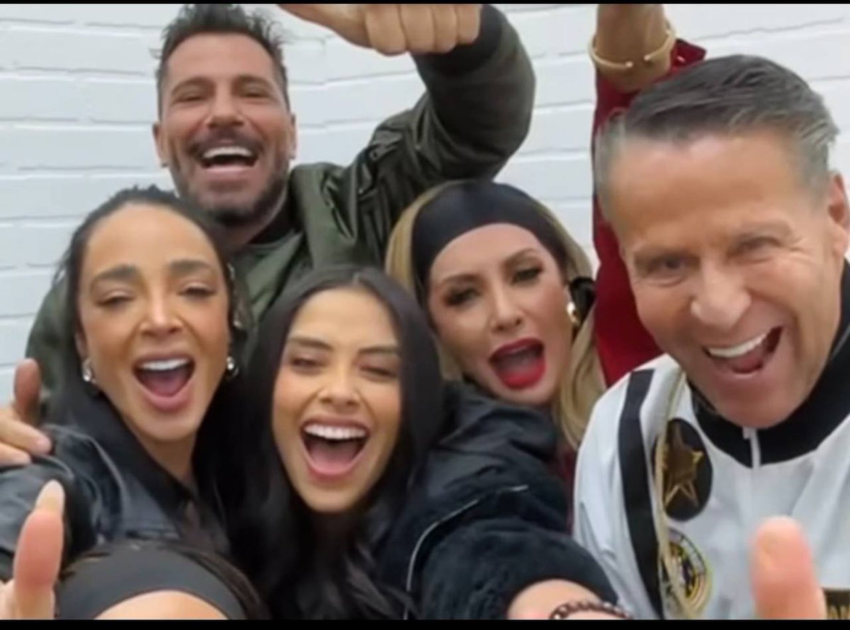 Codmobile_infoo's tweet image. Bien hecho mi sensei Alfredo Adame juntaste de nuevo a los borregos de Lupillo rivera jaja como al principio buena jugada así más odio para ellos #LCDLFAllStars #AlfredoAdame