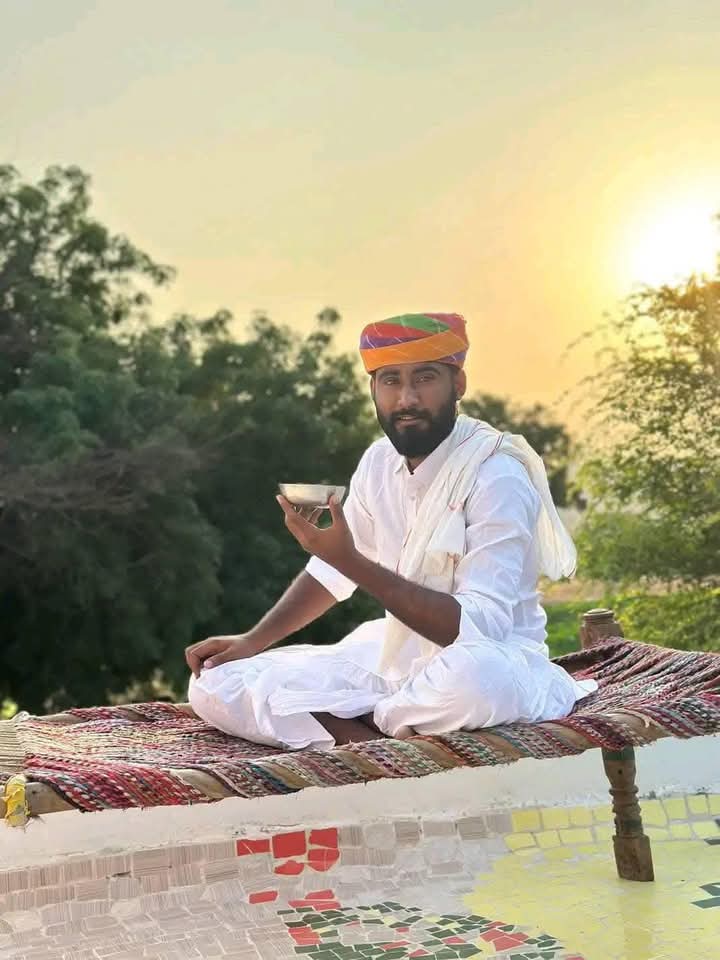 ManzuDinesh's tweet photo. इतिहास गवाह है बाड़मेर में कॉमेडी के क्षेत्र में इस किसान के बेटे ने।

कभी फ्रॉड गेमिंग प्रमोशन पैसे के लालस के चक्कर में किसी किसान के बेटे को बर्बाद नहीं किया। 

यह इंसान अपनी पूरी लगन से मेहनत करके लोगों का दिल जीतता है पेट भरता है अपना।
@yashsuthar07 https://t.co/NMFZkQbgNK
