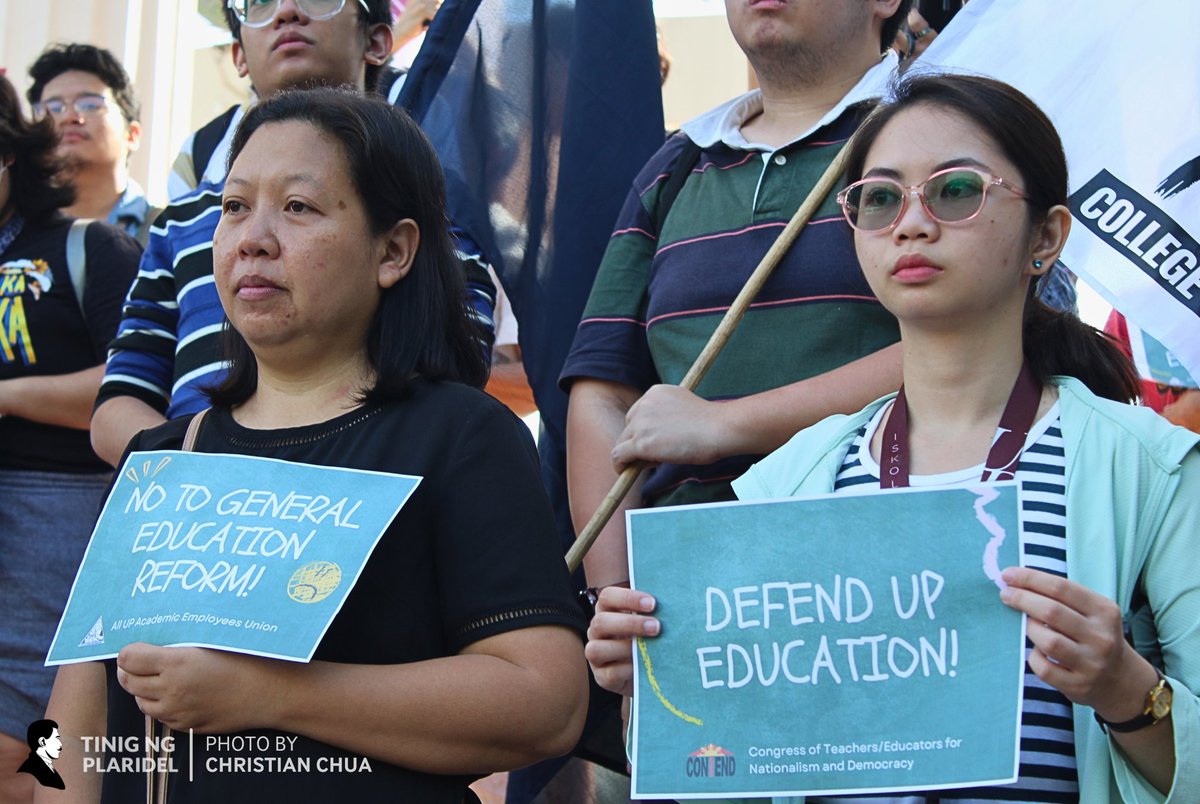 tinigngplaridel's tweet photo. IN PHOTOS: Members of the UP community gathered at Quezon Hall as the UP Board of Regents is set to discuss the proposed 2025 UP Core Curriculum today, Feb. 27.
#NoToGEReform https://t.co/Si5gbBIAjl