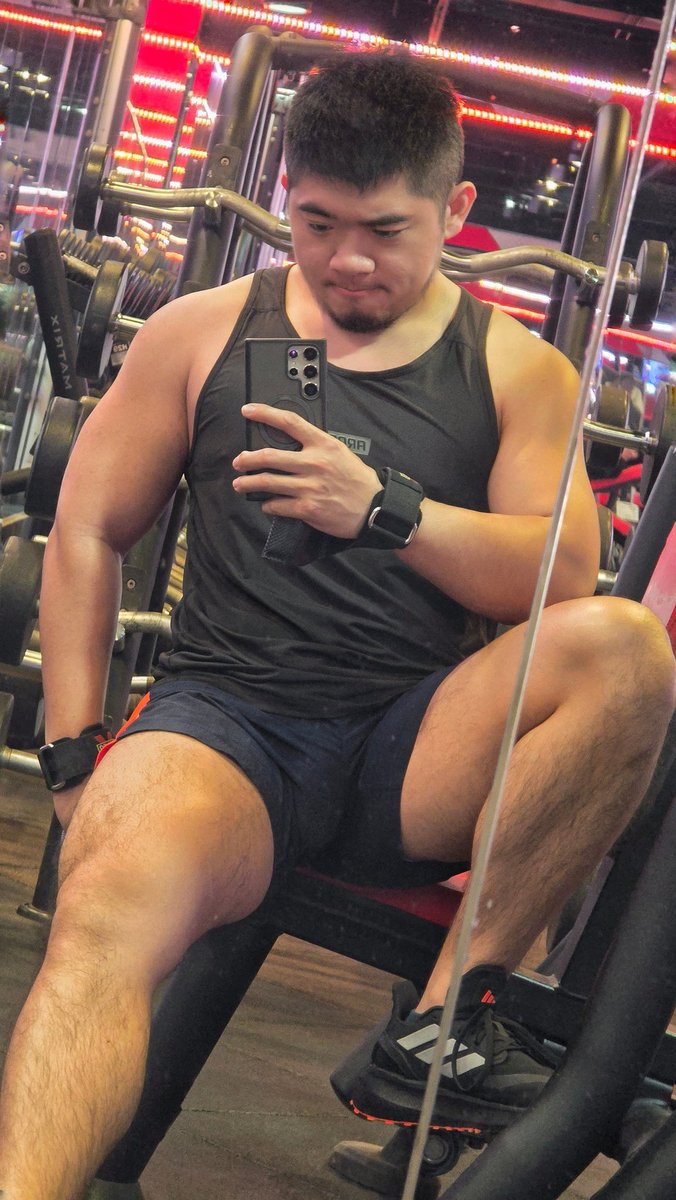 很棒很棒，今天總算是有復健完成的感覺，全身都走過一遍菜單，喚醒了每個部位的肌肉🥰可以回到軌道繼續前進了，好開心❤️健身果然還是我的最愛，重新感受大重量，一樣舒壓，榨乾肌肉的過程，一樣療癒❤️希望每天都可以睡好.吃飽.長肉肉🫶努力準備4月登台🙏加油🔥
/
#workout #asianboy #happy