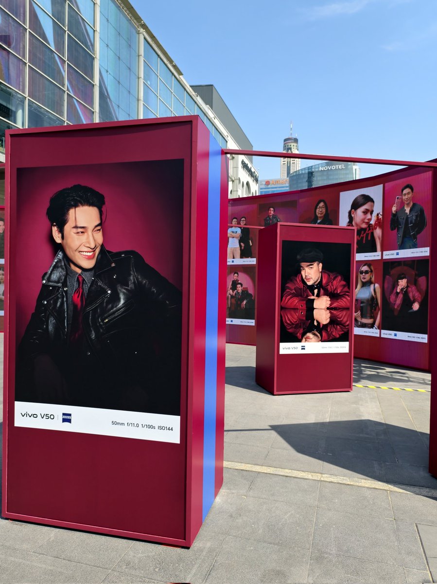 vivoThailand's tweet image. มองความรักในมุมใหม่ ผ่านทุกภาพพอร์ตเทรต จากเลนส์กล้อง vivo V50 ❤️ ที่งาน VLOVE PORTRAIT GALLERY 📸✨

📍พบกันได้ที่ลานหน้า Central World โซน Outdoor Square C 
🗓️วันที่ 27 ก.พ. 68 - 2 มี.ค. 68

#vivoV50 #ถ่ายที่รักอย่างโปร #ZEISSPortraitSoPro #VLovePortraitGallery
