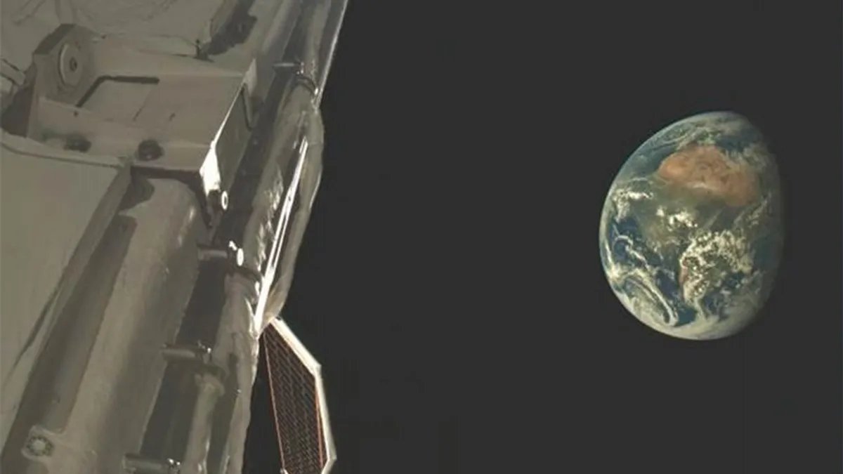 MarGomezH's tweet photo. La Fuerza Espacial de los Estados Unidos ha compartido por primera vez una imagen tomada desde su avión espacial secreto X-37B mientras orbitaba la Tierra. La fotografía, publicada el 20 de febrero de 2025, muestra una vista parcial del vehículo con nuestro planeta de fondo.
El X-37B es una nave espacial autónoma y reutilizable, cuya creación comenzó bajo la supervisión de la NASA antes de pasar a estar bajo el control del Departamento de Defensa de EE.UU. Desde su debut en 2010, ha completado diversas misiones, en su mayoría de carácter confidencial, con el propósito de evaluar nuevas tecnologías espaciales y llevar a cabo investigaciones en órbita. Sin embargo, los detalles específicos de sus actividades siguen siendo en gran parte desconocidos.

¿Qué pensáis?
Crédito de la imagen: Fuerza Espacial