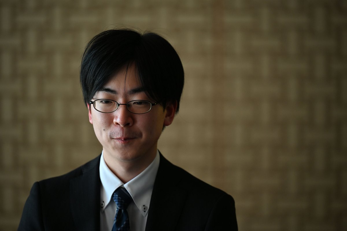 yomiuri_kisei's tweet photo. ［棋聖戦コラム］ #棋聖戦 七番勝負第５局で新聞解説を務めるのは #芝野虎丸 九段です。「無冠になったら、棋士を辞めよう」と驚きの告白をした芝野九段。昨年、２年ぶりに無冠となった後、大きな心境の変化があったようです。記事は読売新���オンライン(https://t.co/f3YdTOOf4g)からご覧ください。 https://t.co/WMilWftN3i