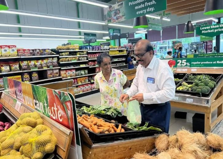 PasinduSenanay7's tweet image. කැබිනට් ඇමතිවරයෙක් ගදෙරට කෑම බඩු ගන්න ඇවිත්..

බොඩිගාඩ්ල නැත..පරිවාර රථ නැත..V8 නැත..විශ්‍රාම වැටුප් ද නැත..කොළඹ හතෙන් නිල නිවාස ද නැත..පුද්ගලික වැඩ කරදෙන දාසයන් නැත..රාජ ඌෂ්නය නැත..

මේවා අප දැක තිබුණේ බටහිර රටවල පමණි..අපේ පරපුරට ඒ වැඩේ කරන්නට හැකි විය.. 🥳❤️