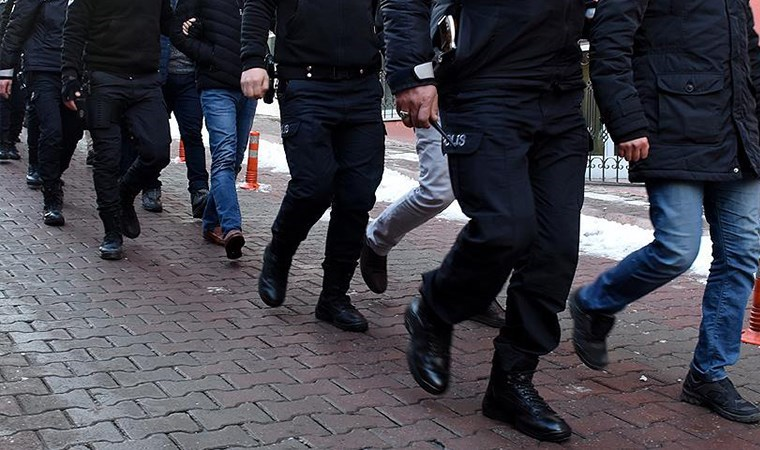 cumhuriyetgzt1's tweet photo. 70 bin TL suç geliri para ele geçirildi! 

Balıkesir'de 'suç örgütü' operasyonu: 6 gözaltı
https://t.co/htQ8D8YsB9 https://t.co/7b5XzDJRpQ