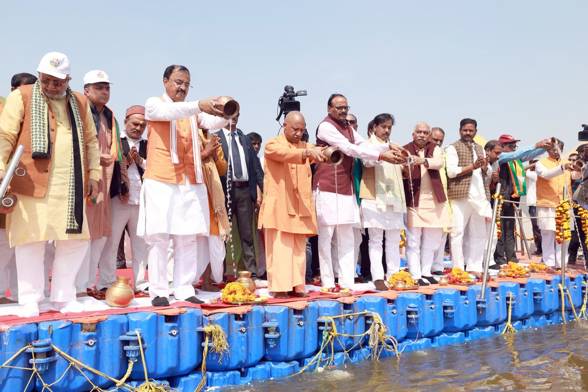 myogiadityanath's tweet image. देवि सुरेश्वरि भगवति गङ्गे
त्रिभुवनतारिणि तरलतरङ्गे।
शङ्करमौलिविहारिणि विमले
मम मतिरास्तां तव पदकमले॥

तीर्थराज प्रयाग में आज पुण्य प्रदायिनी माँ गंगा की विधि-विधान से पूजा-अर्चना की।

भगवती भागीरथी से प्रार्थना है कि सभी श्रद्धालुओं को पावन महाकुम्भ का पुण्य प्राप्त हो, चराचर…