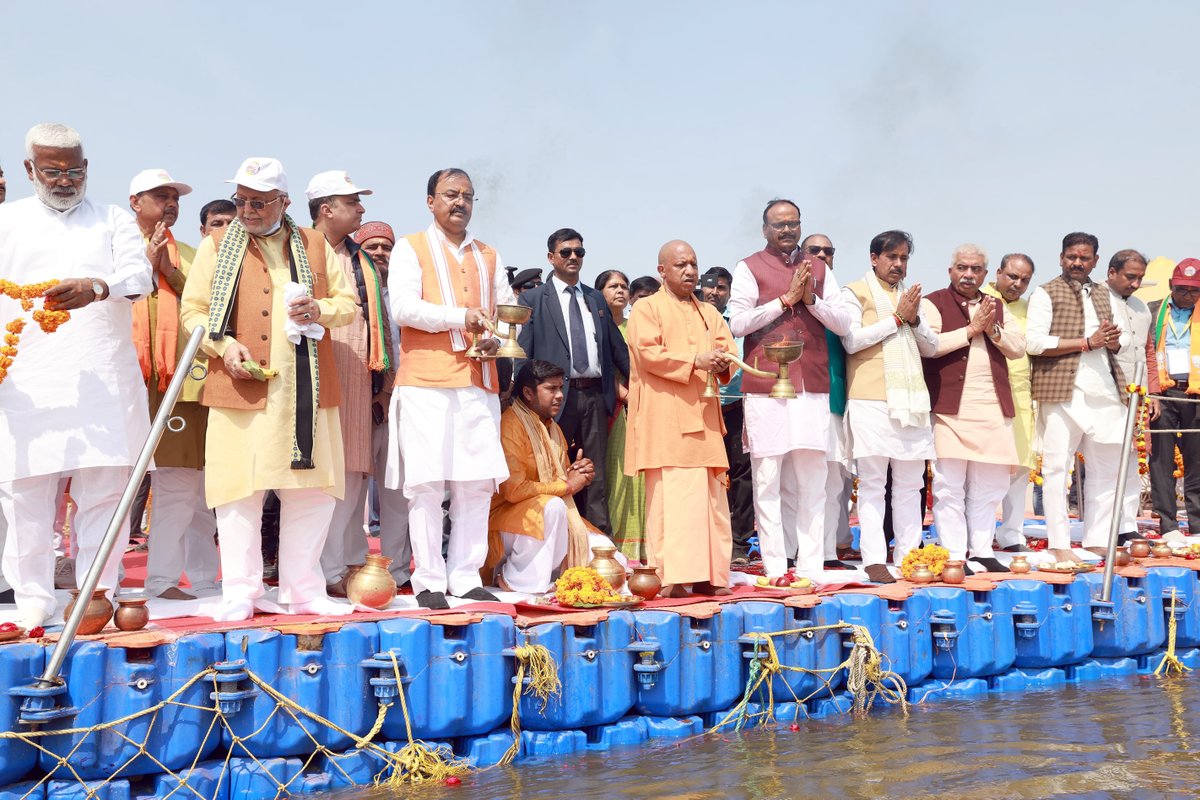 myogiadityanath's tweet image. देवि सुरेश्वरि भगवति गङ्गे
त्रिभुवनतारिणि तरलतरङ्गे।
शङ्करमौलिविहारिणि विमले
मम मतिरास्तां तव पदकमले॥

तीर्थराज प्रयाग में आज पुण्य प्रदायिनी माँ गंगा की विधि-विधान से पूजा-अर्चना की।

भगवती भागीरथी से प्रार्थना है कि सभी श्रद्धालुओं को पावन महाकुम्भ का पुण्य प्राप्त हो, चराचर…