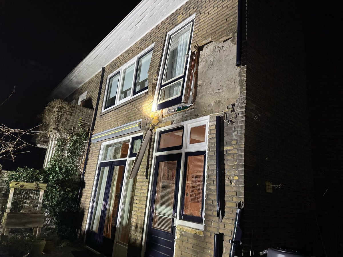 Gisteravond is onze Teamleider gealarmeerd voor advies t.b.v. een incident in #Zwolle. Zonder directe aanleiding is daar een balkon en gedeelte van de gevel van een woning naar beneden komen vallen. De situatie wordt verder afgehandeld door de huiseigenaren en Gemeente Zwolle.
