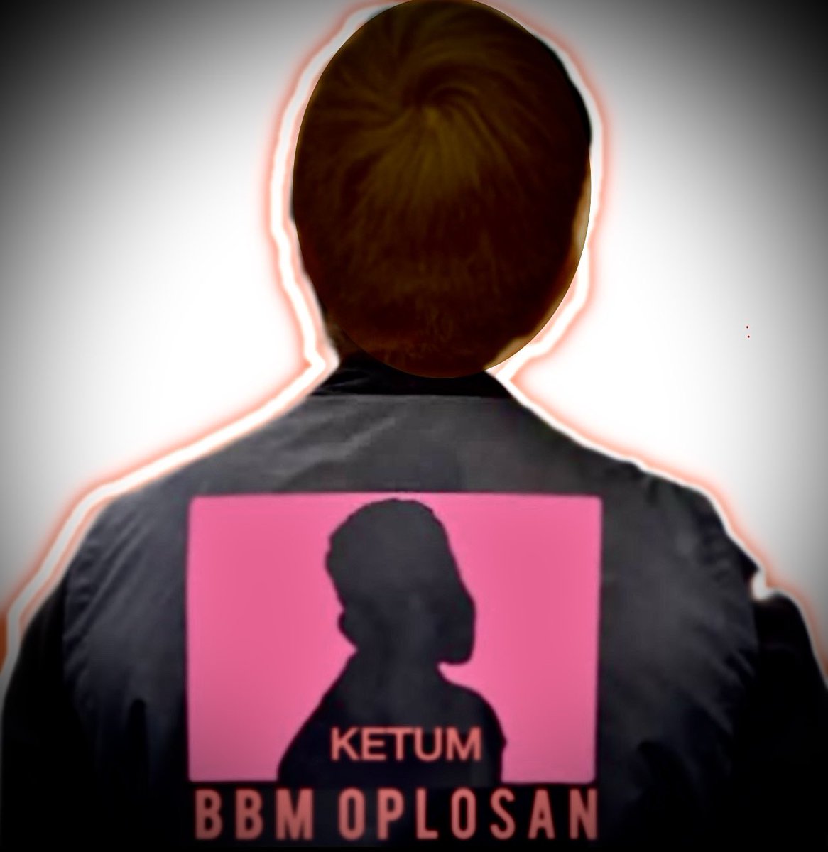 Naz_lira's tweet photo. Publik jangan “tersihir” dengan sosok ketujuh tersangka saja dalam kasus korupsi “BBM Oplosan” ini, karena 7 tersangka bisa saja hanya “Dayang-dayang yang mandi di sungai”, sedang “𝐒𝐚𝐧𝐠 𝐉𝐚𝐤𝐚 𝐓𝐚𝐫𝐮𝐛” sendiri yg perlu ditoyor “Ndas”nya itu malah ngumpet tak bersuara lalu nanti lolos tak terpantau.

Coba @PPATK berani nggak follow the money secara transparan dan umumkan ke publik, tracking itu uang larinya kemana ajah.

Jangan lupa loh, bosnya BUMN Pertamina itu kan Om @erickthohir, jadi cobalah @KejaksaanRI juga silaturahmi ke rumah Om Erick untuk mendapatkan informasi yg lebih lengkap, iya kan Om…?

Inget Om Erick jadi inget ponakan, lagi pakai kaos apa ya ponakan..?🤔