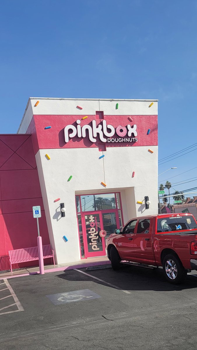 Uncle_Shoes52's tweet image. The best donuts!!! I love some pink box. 

#Food #Donuts #pinkbox #stoner #fatkid #topshelf #picoftheday #LasVegas #lovinglife #foodpics